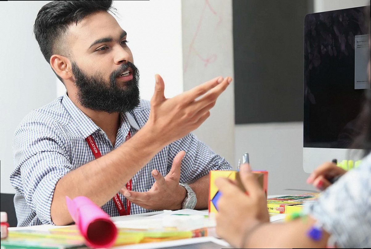 manager, man, explaining, speak, talk, conversation, gesture, businessman, corporate, employee, business, boss, leadersh